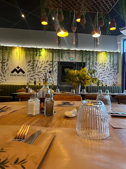 Détails de table : sets kraft, huile d'olive maison et verres striés