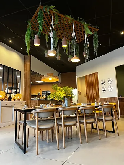 Grandes tablées dressées sous le treillis végétal suspendu