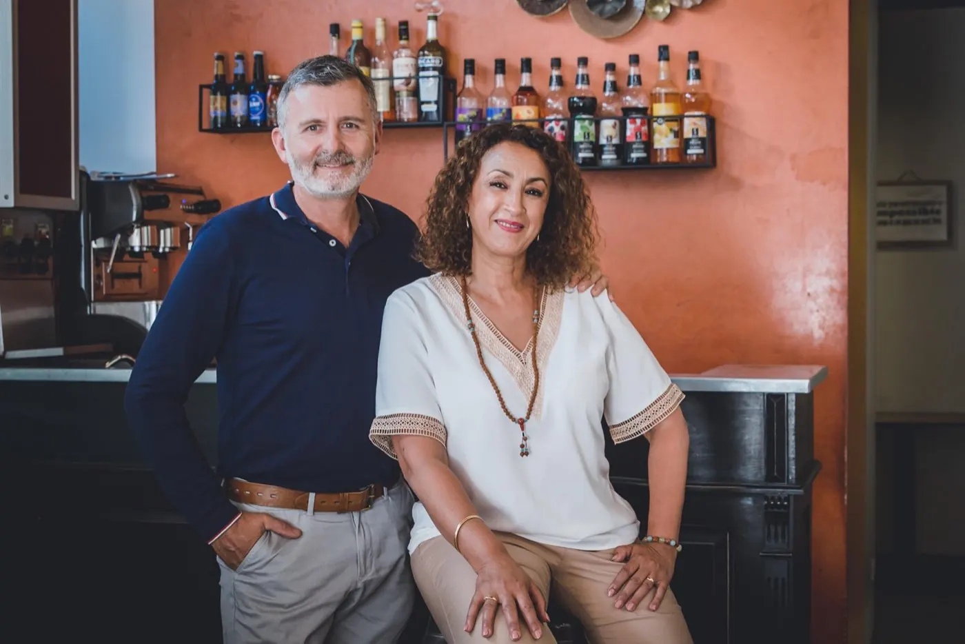 Mathieu et Nadia, fondateurs de Papé Matteo, souriants devant le bar terracotta du restaurant de Lodève